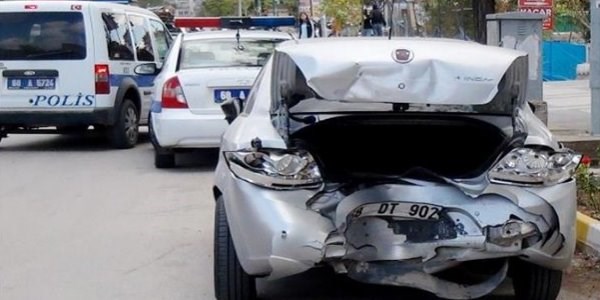 Park halindeki otomobile çarptı: 3 yaralı