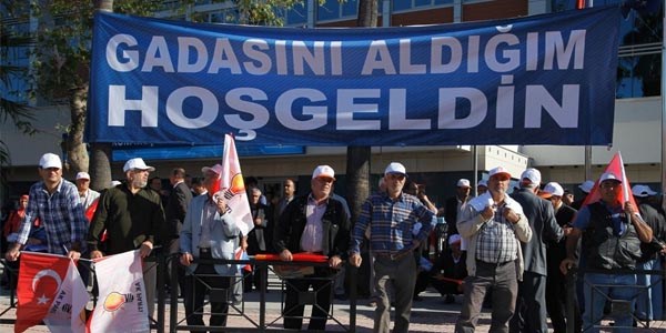 Başbakan'a ilginç pankart