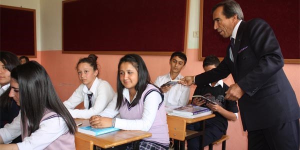 Elaz��'da k�y okullar�na yard�m kampanyas�