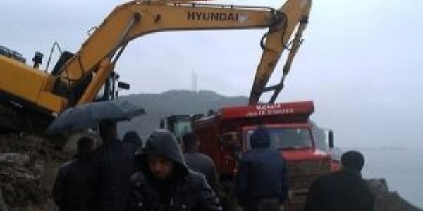 Kepçe aldığı taş ile birlikte kamyona sıkıştı