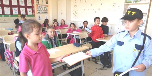 Postac� zarf getiriyor, ��renciler okuma- yazma ��reniyor