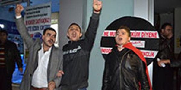 Ak Parti'ye siyah çelenkli protesto