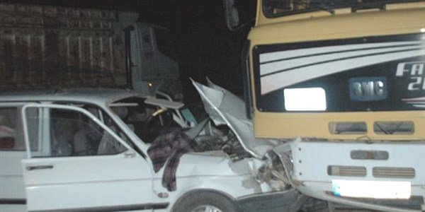 Andırın'da kamyona çarpan otomobildeki 4 kişi yaralandı