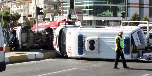Ambulans otomobille çarpıştı: 4 yaralı