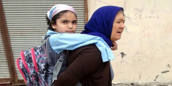 Anne sırtında okula gidiyor