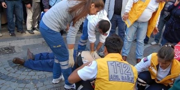 Yol ortasında kalp krizi geçirdi