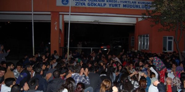 Diyarbakır'da kız öğrencilerden 'taciz' eylemi