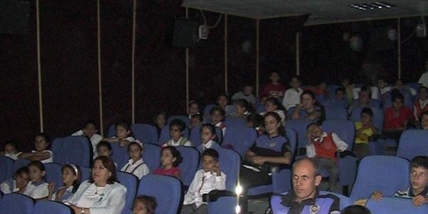 Polislerden, öğrencilere sinema keyfi