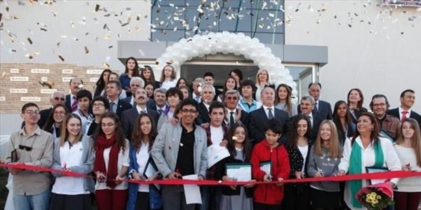 Çocukların yaptırdığı okul açıldı