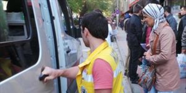 Kapka�a u�rayan kad�n sinir krizi ge�irdi
