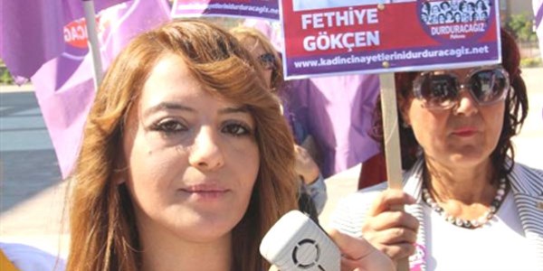 Eşini bıçaklarken eline sıçrayan kanları yalamış
