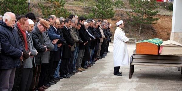 AİBÜ ailesi meslektaşlarını son yolculuğuna uğurladı