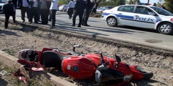 Otomobil motosiklete çarptı; 3 yaralı