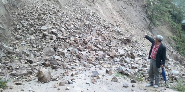 Giresun'da heyelan nedeniyle köy yolu 7 gündür ulaşıma kapalı