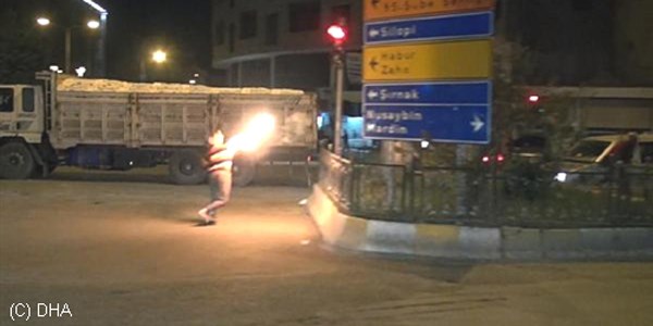 PKK'nın asayiş birimi, Cizre'de yol kesip polisle çatıştı