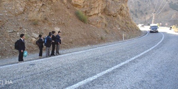Okula gitmek için otostop çekiyorlar