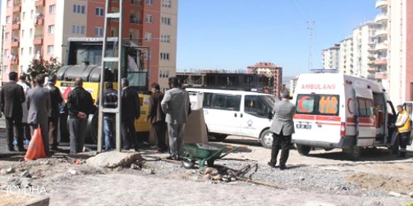 Asfaltlama yaparken silindir altında kalan işçi öldü
