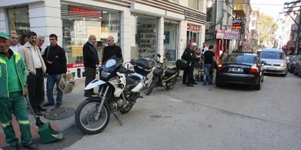 Polis motosikleti, otomobille çarpıştı: 1 polis yaralı