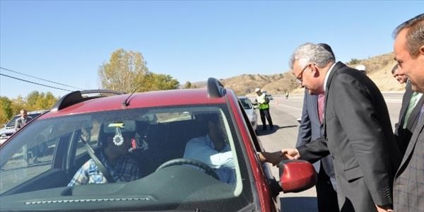 Vali, kurallara uyan sürücülere tuz hediye etti