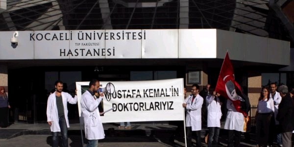 Tıp Fakültesi Öğrencileri andın kaldırılmasını protesto etti