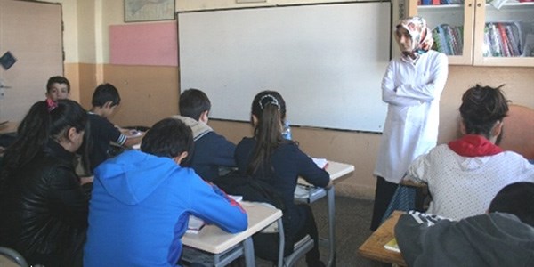 Mardin'de ��retmenler ba��rt�s�yle ders girmeye ba�lad�