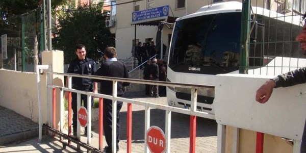 Avukatlar� adliye �n�nde darp ettiler