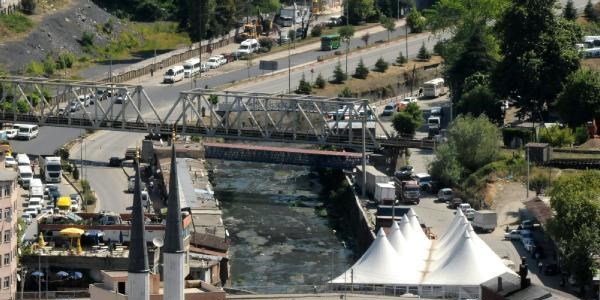 Romanlar, mahallelerinden geçen dereyi temizleyecek