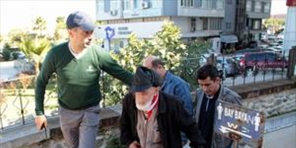 Tuvalet g�revlisi m��teriyi b��aklad�