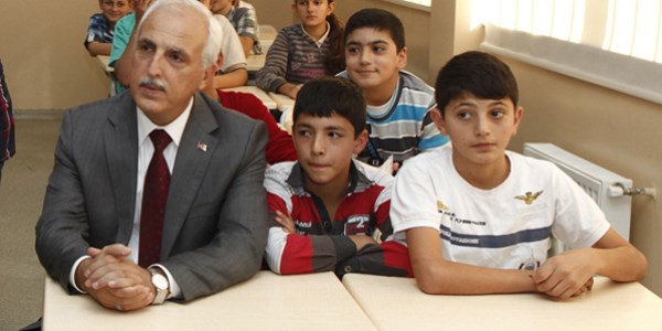 Vali mutlu okul açtı, öğrencilik yıllarına geri döndü