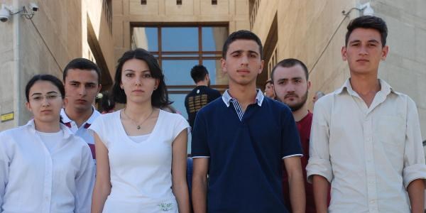 Başbakan'a hakaret ettikleri iddia edilen 12 liseliye beraat