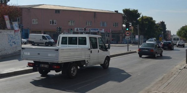 Freni patlayan ��renci servisi d�rt araca �arparak durabildi