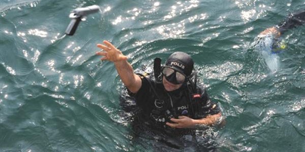 Polisi alarma ge�iren denizdeki tabanca oyuncak ��kt�