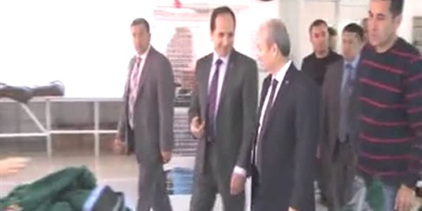 Vali Kalkan, işçilerle tişört dikti