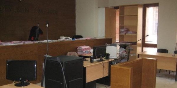 Duruşmada jandarmanın tabancasını alıp hakime doğrulttu