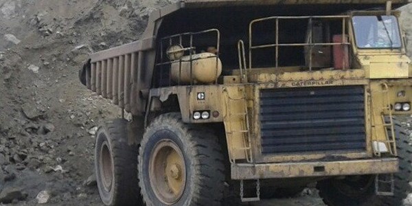 Üzerine dev lastik düşen kamyon şoförü öldü