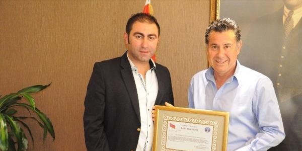 Bodrum Kaymakamı Gödekmerdan'dan Onur Çevik'e başarı belgesi
