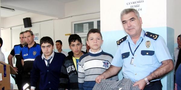 Polisten 2 bin 300 öğrenciye bayram hediyesi