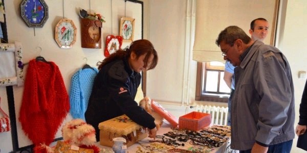 Mahkumların yaptığı el sanatı ürünler görücüye çıktı