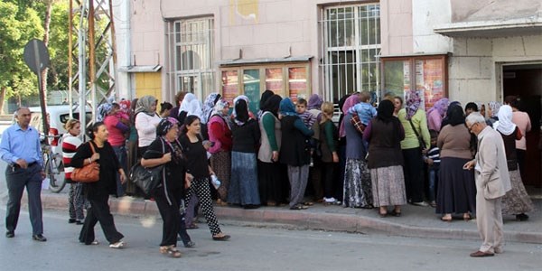 Bayram yardımı dedikodusu izdihama yol açtı