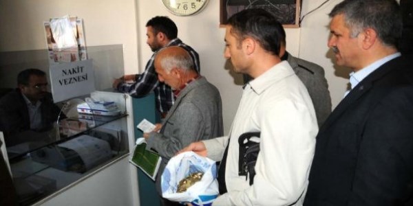 'Yandaş müdür koltuğu' cezasını 1582 adet bozuk parayla ödedi