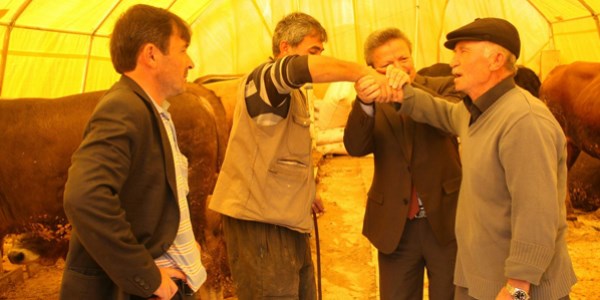 Yozgat Belediye Başkanı Yusuf Başer kurban pazarını gezdi