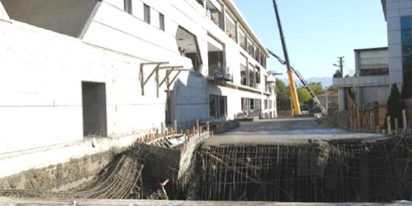 Otopark inşaatında kalıplar çöktü: 4 yaralı