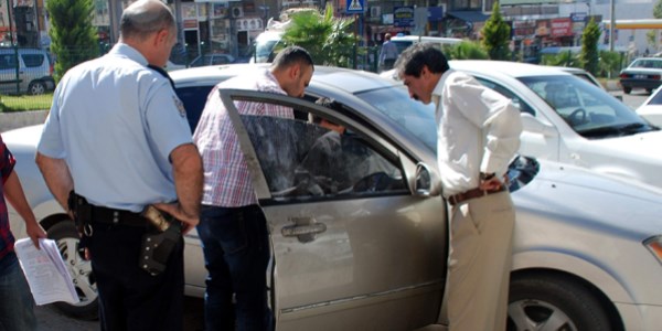 Namaz kılarken otomobilinden cep telefonu çalındı