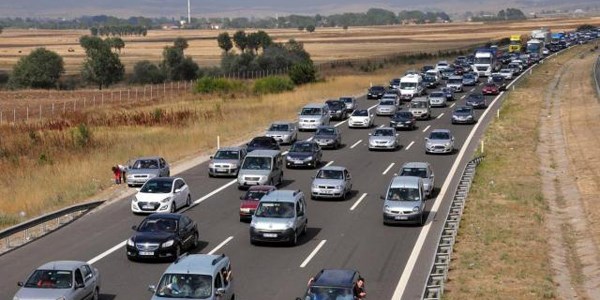 Bolu'da 10 kilometrelik araç kuyruğu/ Video