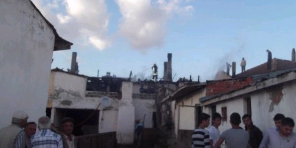 Çıkan yangında 2 ev ve tonlarca tütün kül oldu