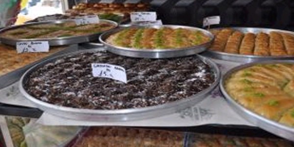 Bayram tatlıları tezgahlarda yerini aldı