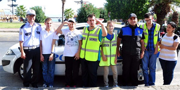 Engelli çocuklar polis oldu