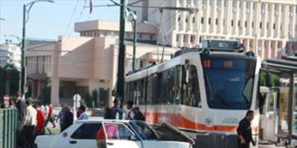 Otomobil tramvaya çarptı: 1 yaralı