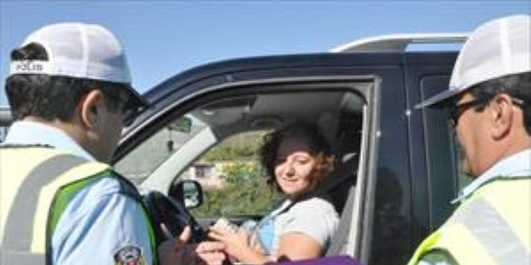 Polisin şeker ikramı sürücüleri şaşırttı