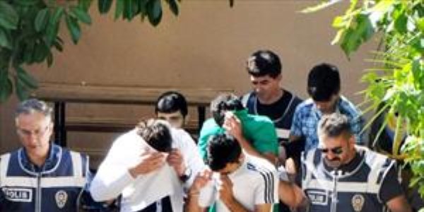 Hayvan hırsızları polisten kaçarken kaza yaptı